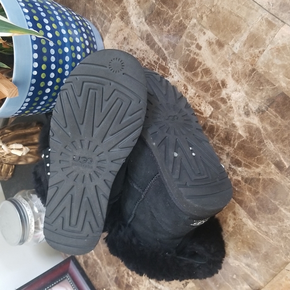 Used black UGG boot, Size 6 - Picture 5 of 9